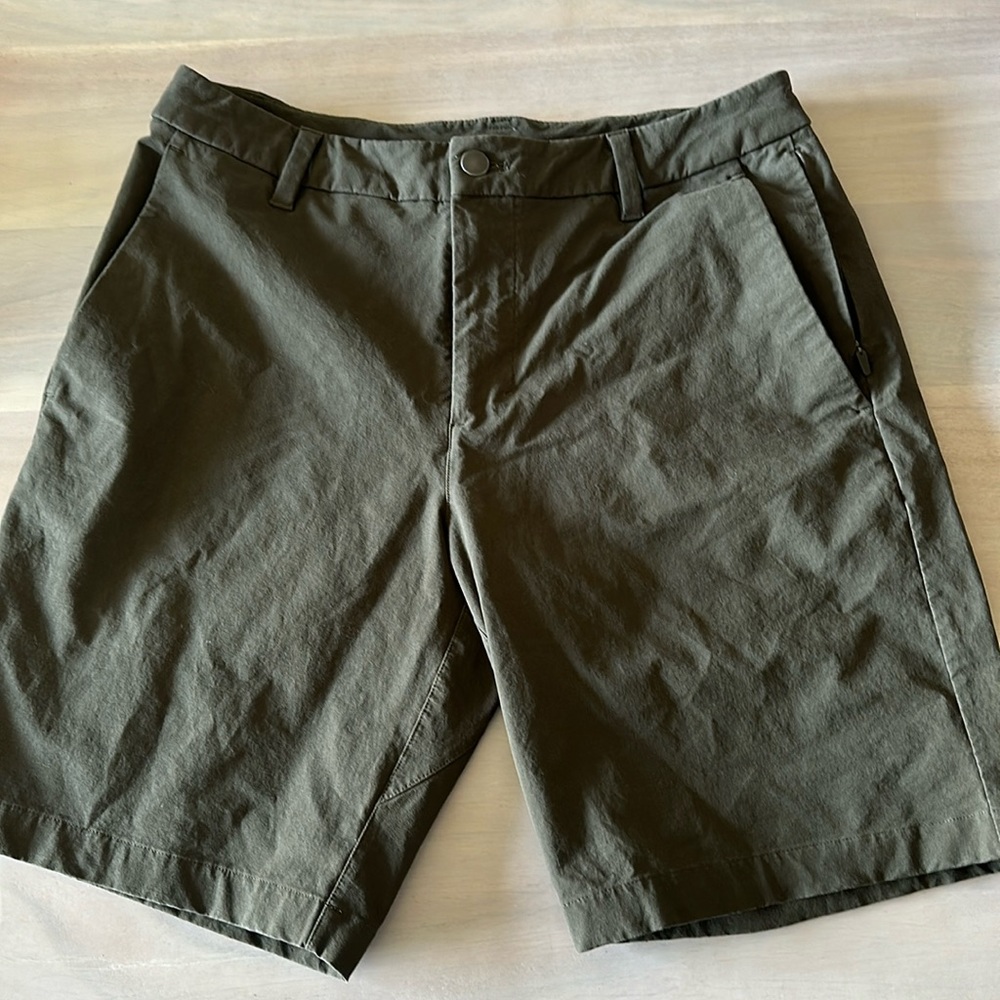 LULULEMON COMMISSION SHORT 31 Olive Green